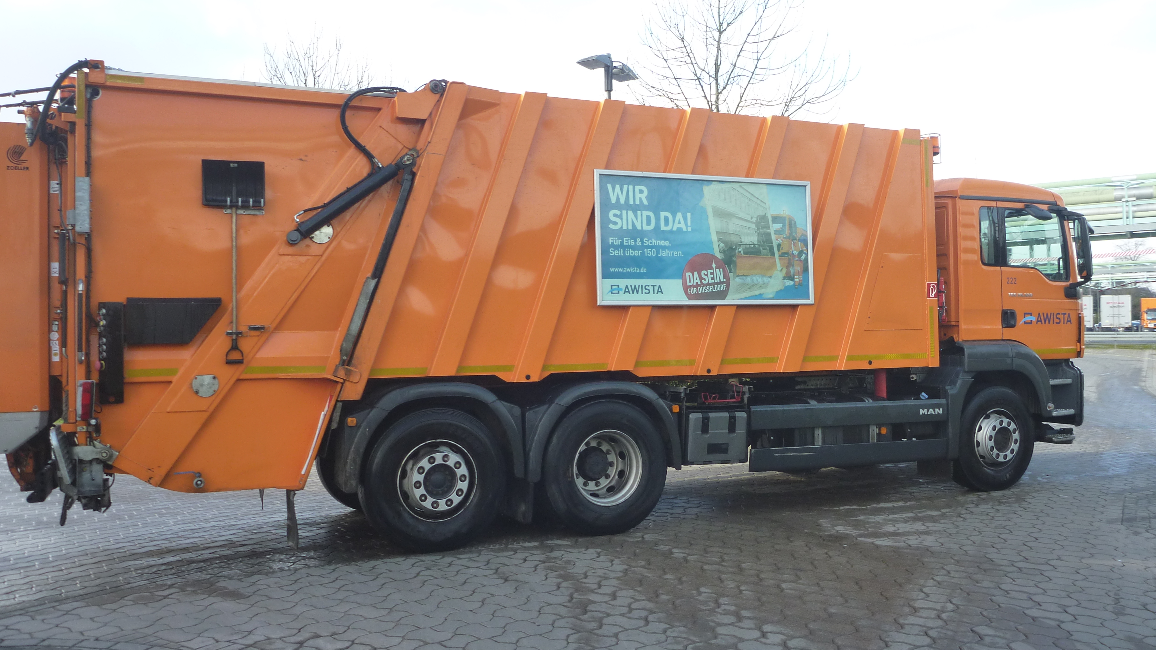 Hier sehen Sie einen dreiachsigen Müllwagen der Düsseldorfer Müllabfuhr AWISTA.